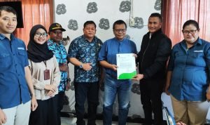 Foto. Plt. Kepala Dinas Perkebunan Fakfak Widhi Asmoro Jati, ST, MT bersama perwakilan PT. RSP dan BPJS Kesehatan Cabang Manokwari tercapai kesepakatan bersama melalui MoU untuk menjamin kesehatan karyawan melalui program SRIKANDI