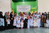 Santri TPA Al Mahdi bersama Wali Santri dan Tim Pengajar berfoto dalam Launching TPA Al Mahdi Fakfak, yang terletak tepat dibelakang RTH Ma'ruf Amin (Dok. sumsel.tagarutama.com)
