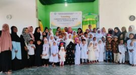 Santri TPA Al Mahdi bersama Wali Santri dan Tim Pengajar berfoto dalam Launching TPA Al Mahdi Fakfak, yang terletak tepat dibelakang RTH Ma'ruf Amin (Dok. sumsel.tagarutama.com)
