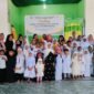 Santri TPA Al Mahdi bersama Wali Santri dan Tim Pengajar berfoto dalam Launching TPA Al Mahdi Fakfak, yang terletak tepat dibelakang RTH Ma'ruf Amin (Dok. sumsel.tagarutama.com)
