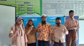 Kepala Sekolah MTs Tahfidzul Qur'an Muhammadiyah Fakfak ustadz Ramdan foto bersama Siswa dan siswa MTs Tahfidzul Qur'an Muhammadiyah Fakfak yang mengikuti kompetisi Olimpiade Bahasa Arab yang diselenggarakan oleh Forum Musyawarah Guru Mata Pelajaran (MGMP) Bahasa Arab seluruh Indonesia(Dok. sumsel.tagarutama.com)
