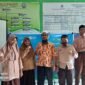 Kepala Sekolah MTs Tahfidzul Qur'an Muhammadiyah Fakfak ustadz Ramdan foto bersama Siswa dan siswa MTs Tahfidzul Qur'an Muhammadiyah Fakfak yang mengikuti kompetisi Olimpiade Bahasa Arab yang diselenggarakan oleh Forum Musyawarah Guru Mata Pelajaran (MGMP) Bahasa Arab seluruh Indonesia(Dok. sumsel.tagarutama.com)