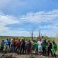 PLT. Kepala Dinas Perkebunan Widhi Asmoro Jati bersama masyarakat adat Kampung Mitimber melakukan penyulaman dan penggantian bibit yang terdampak kebakaran dengan menanam 1.000 pohon kayu putih di lahan seluas 1 hektar di area bekas kebakaran lahan menara pantau Bomberay.