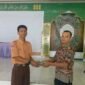 Ketua OSIS Magefa Rahmat Dani Rumagesan menyerahkan Donasi Palestina kepada Koordinator Relawan Rumah Zakat Fakfak untuk disalurkan kepada Rakyat Palestina melalui Rumah Zakat.