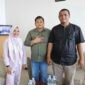 Pelaksana Tugas (Plt) Kepala Dinas Perkebunan Fakfak, Widhi Asmoro Jati, ST., MT, bersama kepala PT. Bank Papua cabang Fakfak, Dedy Iskandar, dan Kepala Departemen Pemasar Kredit Siti Ulfa Hegemur mengadakan pertemuan guna membahas agenda Launching Retribusi Pala sebagai langkah konkret untuk menjawab tantangan peningkatan PAD Kabupaten Fakfak