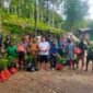 Foto. Plt. Kepala Dinas Perkebunan Fakfak Widhi Asmoro Jati bersama beberapa para petani dalam program penanaman bibit pala. 