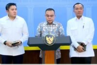 Ketua DPR RI Sufmi Dasco Ahmad bersama Menteri Sekretaris Negara Prasetyo Hadi dan Sekretaris Kabinet Teddy Indra Wijaya di Kantor Presiden, mengumumkan secara resmi Presiden RI Prabowo Subianto resmi menandatangani surat rehabilitasi bagi tiga pihak yang terseret dalam perkara hukum PT ASDP Indonesia Ferry. (Dok. sumsel.tagarutama.com media)