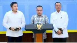 Ketua DPR RI Sufmi Dasco Ahmad bersama Menteri Sekretaris Negara Prasetyo Hadi dan Sekretaris Kabinet Teddy Indra Wijaya di Kantor Presiden, mengumumkan secara resmi Presiden RI Prabowo Subianto resmi menandatangani surat rehabilitasi bagi tiga pihak yang terseret dalam perkara hukum PT ASDP Indonesia Ferry. (Dok. sumsel.tagarutama.com media)
