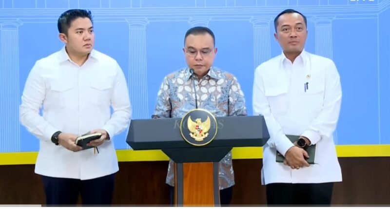 Ketua DPR RI Sufmi Dasco Ahmad bersama Menteri Sekretaris Negara Prasetyo Hadi dan Sekretaris Kabinet Teddy Indra Wijaya di Kantor Presiden, mengumumkan secara resmi Presiden RI Prabowo Subianto resmi menandatangani surat rehabilitasi bagi tiga pihak yang terseret dalam perkara hukum PT ASDP Indonesia Ferry. (Dok. sumsel.tagarutama.com media)