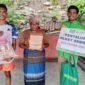 Salah satu Relawan Yakesma menyalurkan paket sembako kepada keluarga dhuafa di wilayah Kabupaten Fakfak.