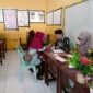 Ketua PD Muhammadiyah Fakfak Dr. H. Karim Abdurrahman, S.Ag., M.M., menyerahkan langsung Dana  pembangunan dan SPP kepada salah seorang wali siswa kelas 1.