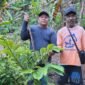 Kepala Dinas Perkebunan Kabupaten Fakfak, Widhi Asmoro Jati bersama petani pala.